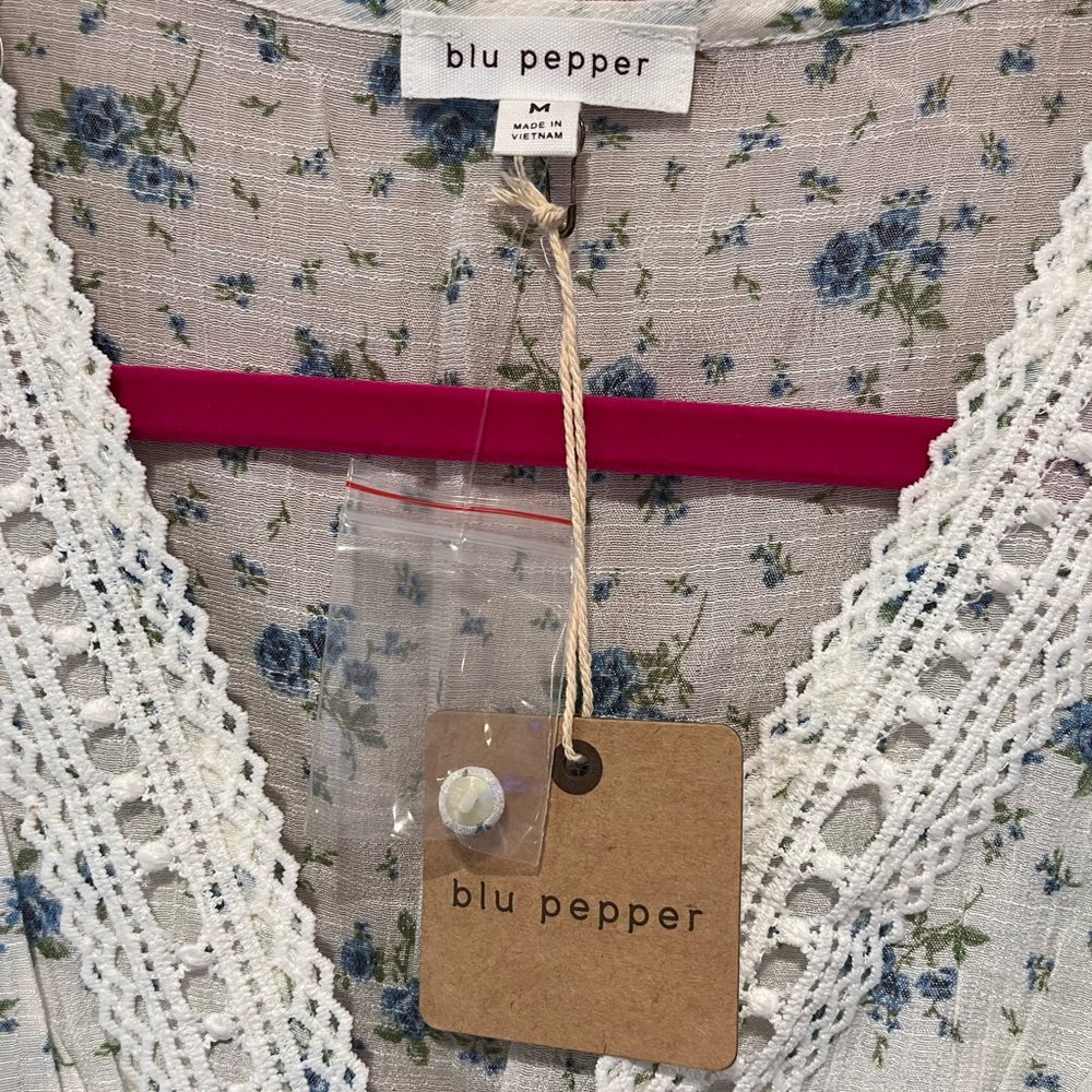 NWT Blu Pepper White Floral Women's Top - Picture 2 of 7